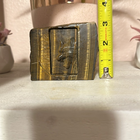 Tigers Eye Slab With Wolf Carving - Picture 3 of 8